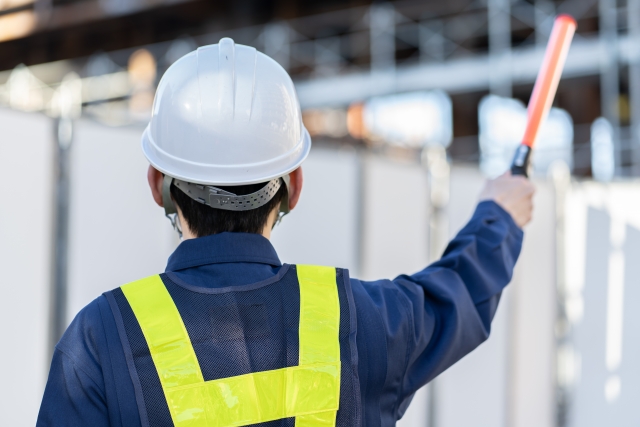 失敗しない警備会社選びのポイントを解説。施設を守るプロの警備員のイメージ。