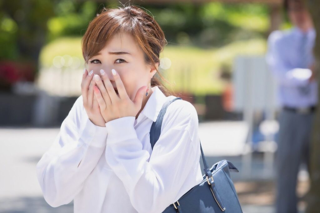 ストーカー被害の不安に一人で悩む女性